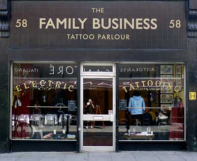 Hablo de “The Family Business Tattoo“. Probablemente el local de tatuajes 